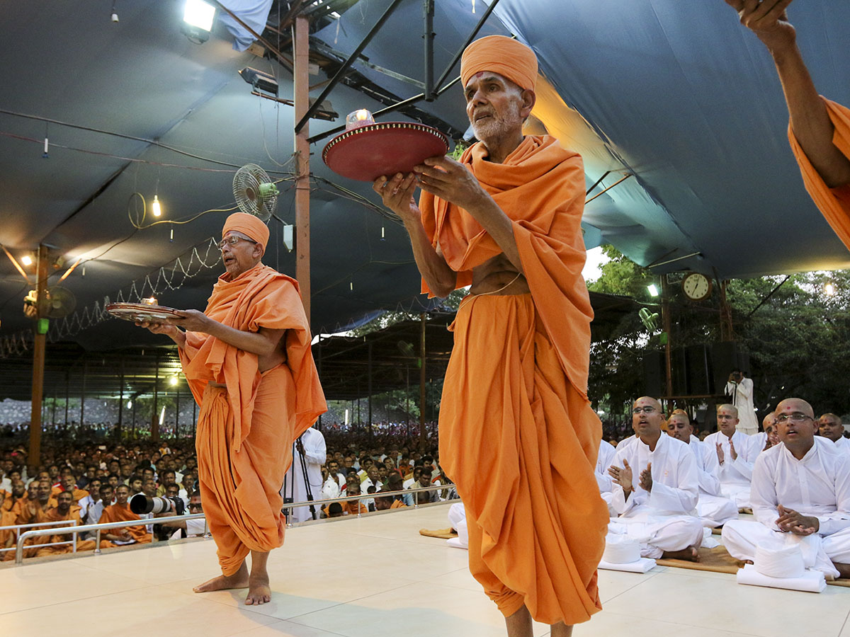 Pujya Keshavjivan Swami (Pujya Mahant Swami) and Pujya Tyagvallabh Swami perform arti of Thakorji