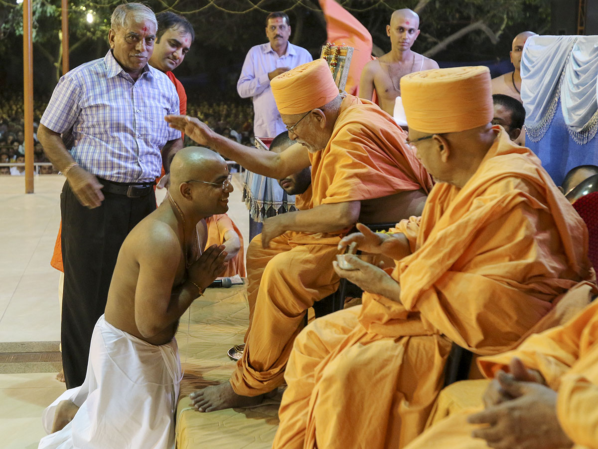 Pujya Bhaktipriya Swami (Pujya Kothari Swami) blesses newly initiated parshads