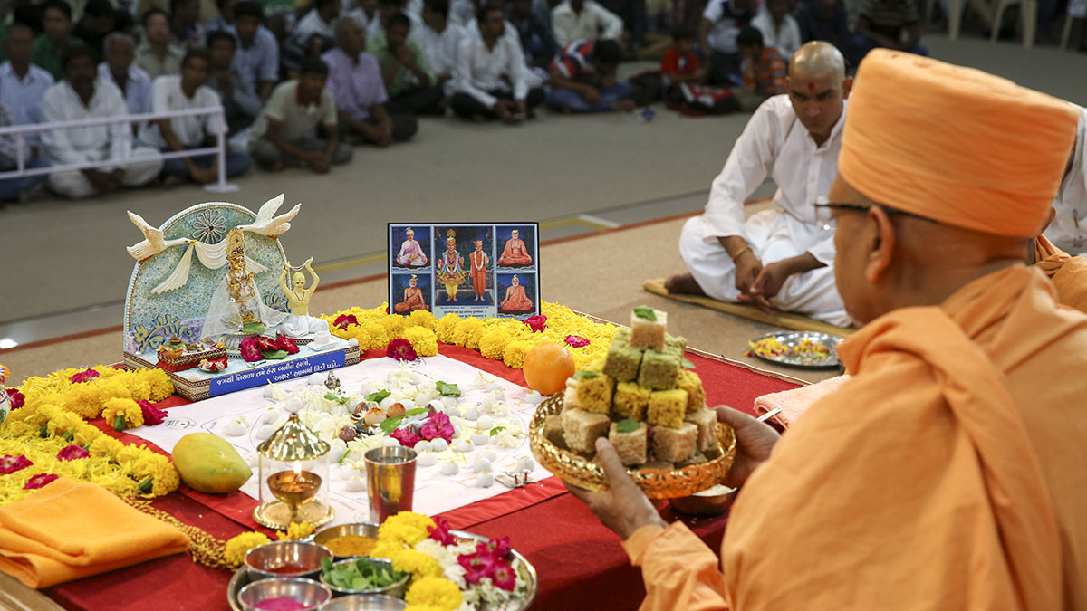 Pujya Tyagvallabh Swami performs diksha mahapuja rituals