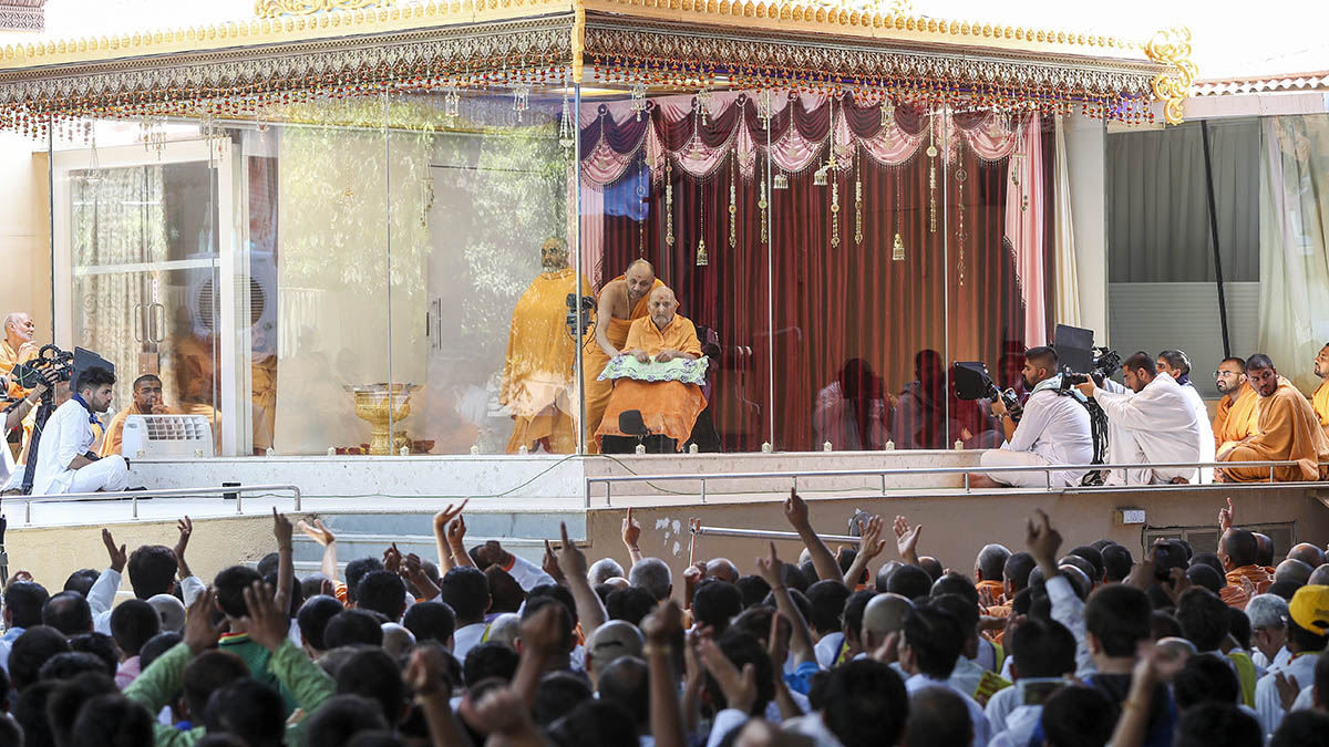 Swamishri arrives in the mandir grounds in the morning