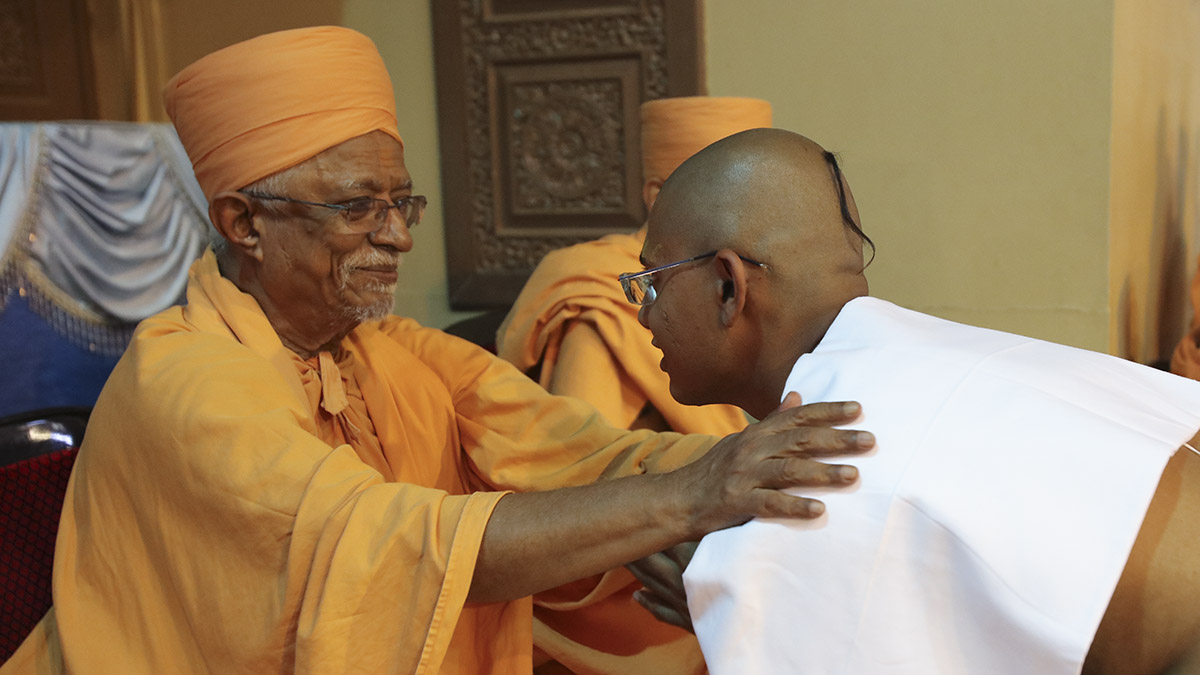 Pujya Swayamprakashdas Swami (Pujya Doctor Swami) puts the 'gatariyu' on newly initiated parshads