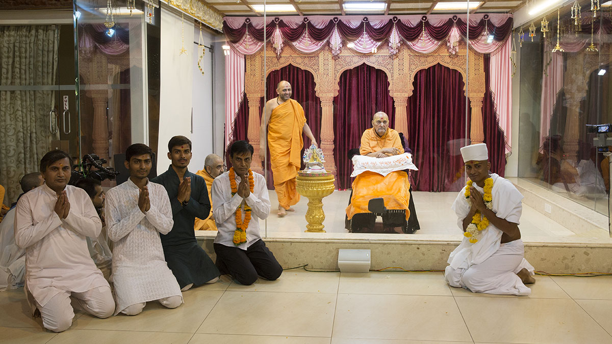 Swamishri with a newly initiated parshad and his father and relatives