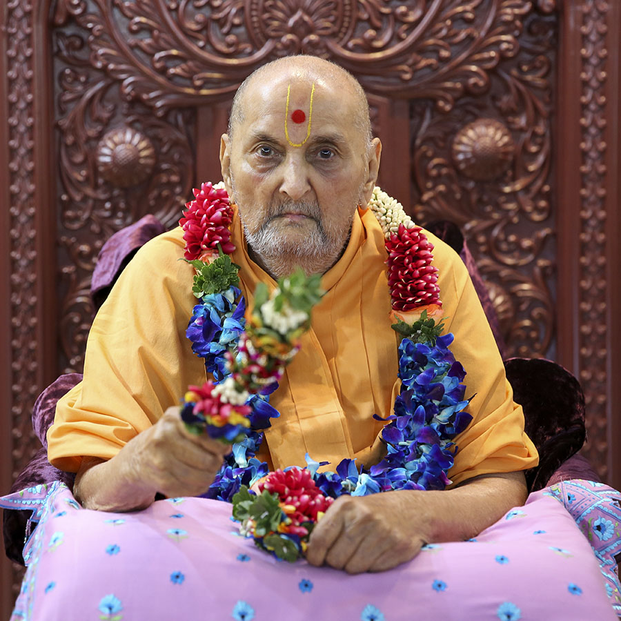 Swamishri is honored with garlands
