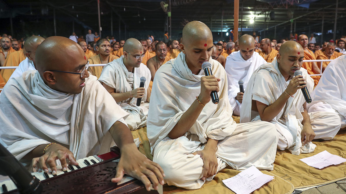 Parshads sing kirtans in the sadhu diksha assembly in the evening