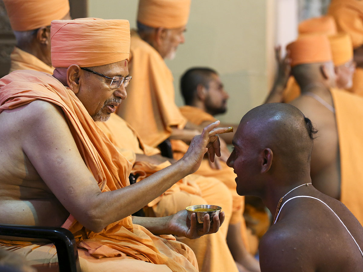 Pujya Tyagvallabh Swami applies chandlo to newly initiated sadhus