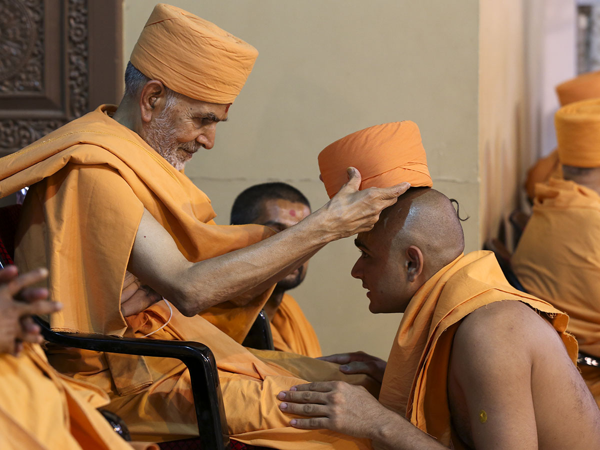 Pujya Mahant Swami puts on the 'paagh' for newly initiated sadhus