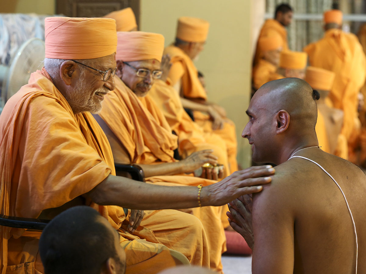 Pujya Bhaktipriya Swami (Pujya Kothari Swami) blesses the newly initiated sadhus