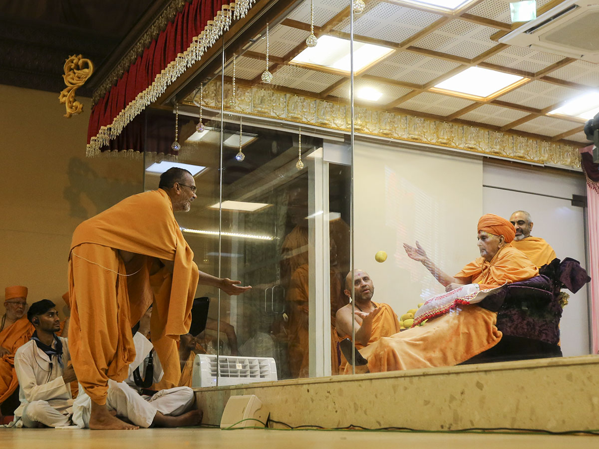 Swamishri blesses Narayanmuni Swami