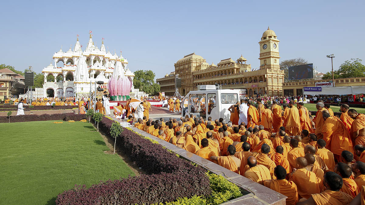 Swamishri arrives for inauguration for murti of Bhagwan Swaminarayan on rozo ghodo