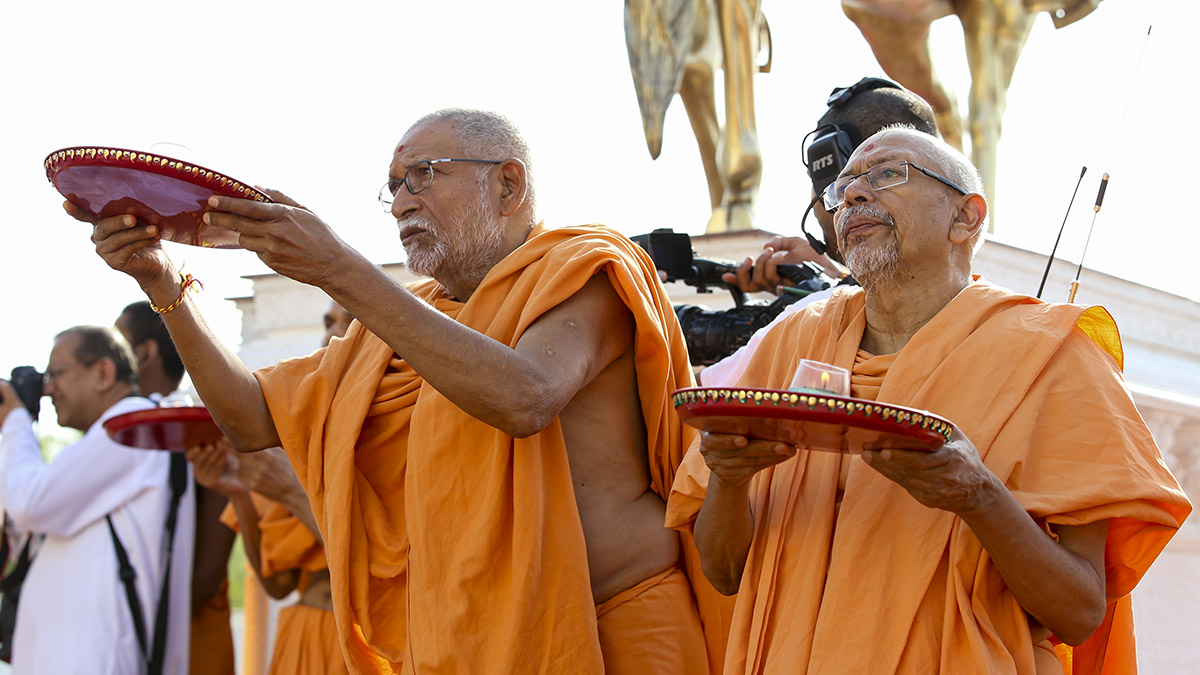 Pujya Kothari Swami and Pujya Tyagvallabh Swami perform arti of Thakorji