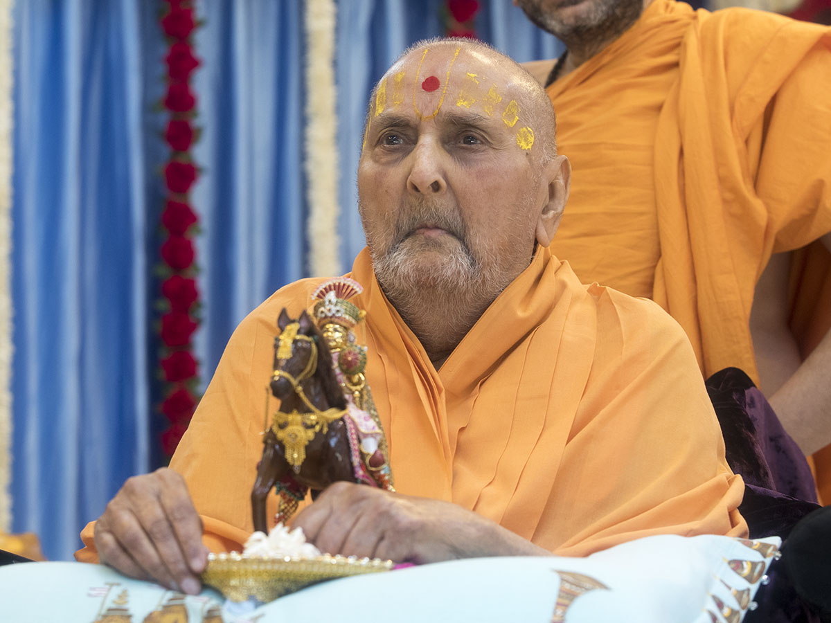 Swamishri with Shri Harikrishna Maharaj 