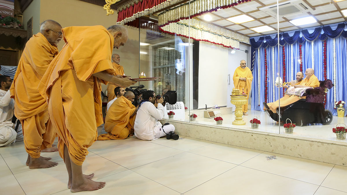 Senior sadhus perform arti of Thakorji