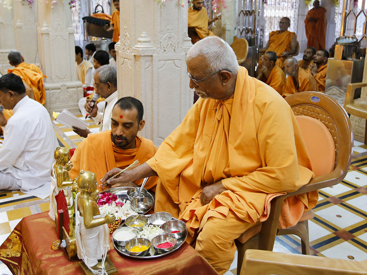 Pujya Swayamprakash Swami (Pujya Doctor Swami) performs patotsav mahapuja rituals