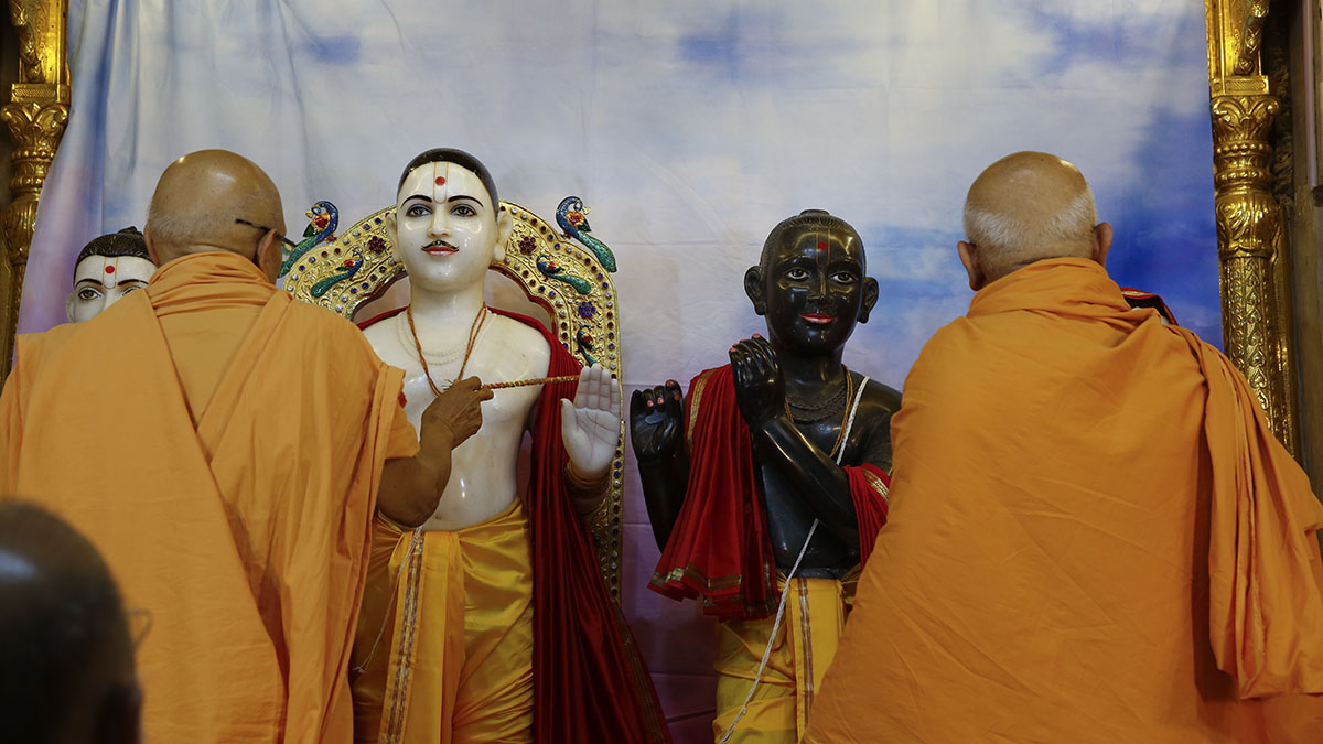 Pujya Tyagvallabh Swami and Pujya Ghanshyamcharan Swami perform patotsav rituals