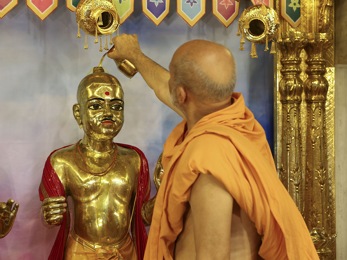 Pujya Viveksagar Swami performs abhishek of Thakorji