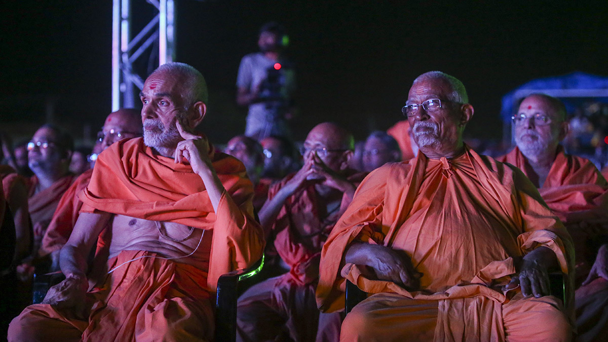 Pujya Mahant Swami, Pujya Doctor Swami, Pujya Ishwarcharan Swami and Pujya Tyagvallabh Swami during light and sound show