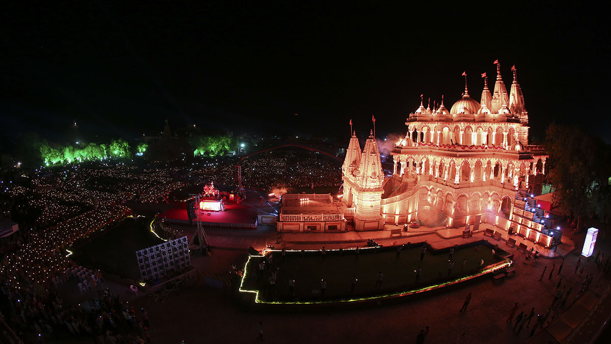 Sadhus and devotees perform maha arti
