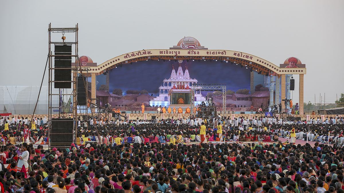 Devotees during the assembly