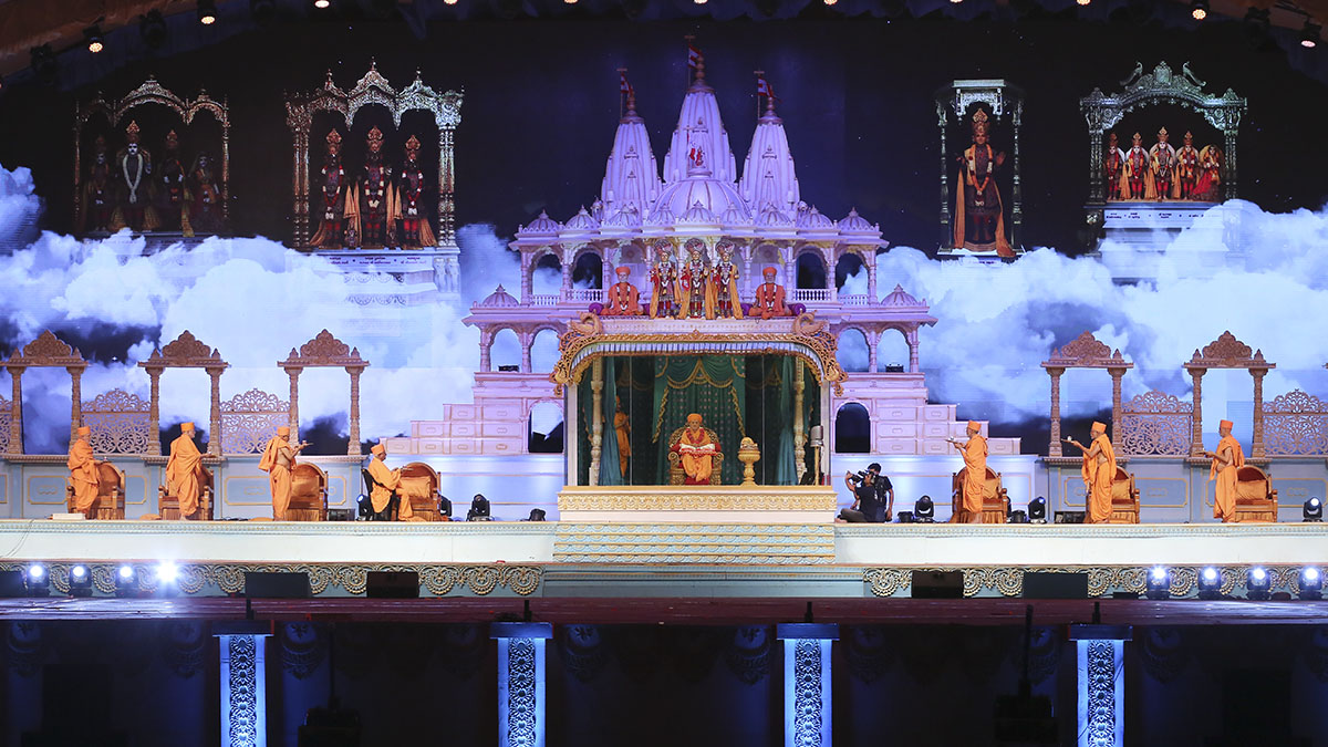 Senior sadhus perform arti