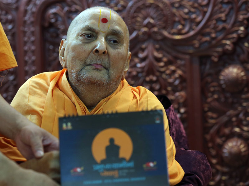 Swamishri sanctifies a calendar