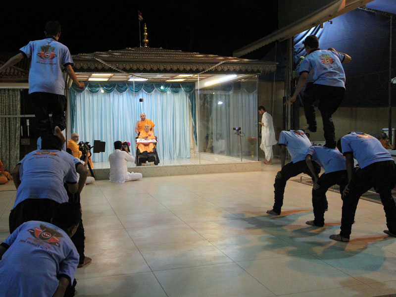 Youths perform before Swamishri