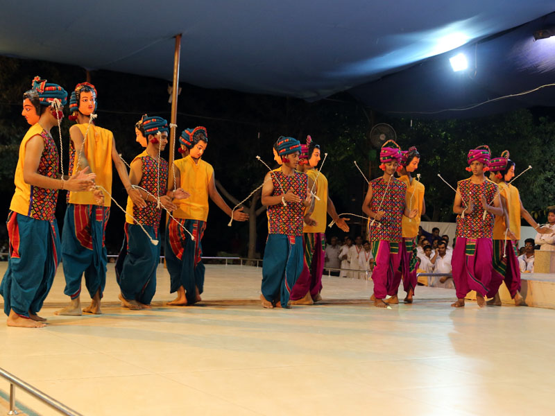 Youths perform before Swamishri