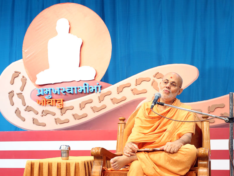 Pujya Viveksagar Swami delivers a discourse