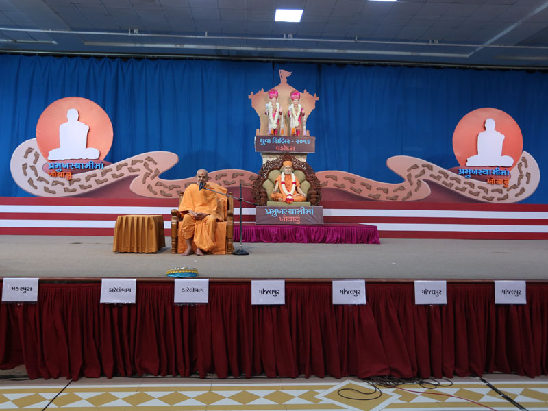 Pujya Keshavjivan Swami (Pujya Mahant Swami) delivers a discourse