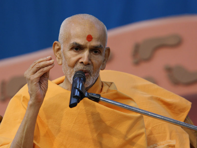 Pujya Mahant Swami delivers a discourse