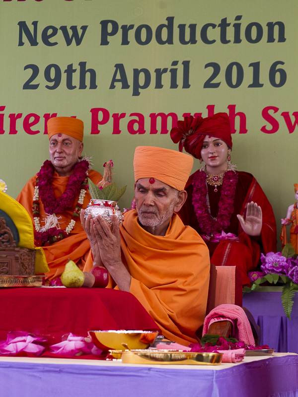 Pujya Keshavjivan Swami (Pujya Mahant Swami) performs mahapuja rituals