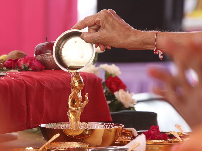 Pujya Mahant Swami performs mahapuja rituals