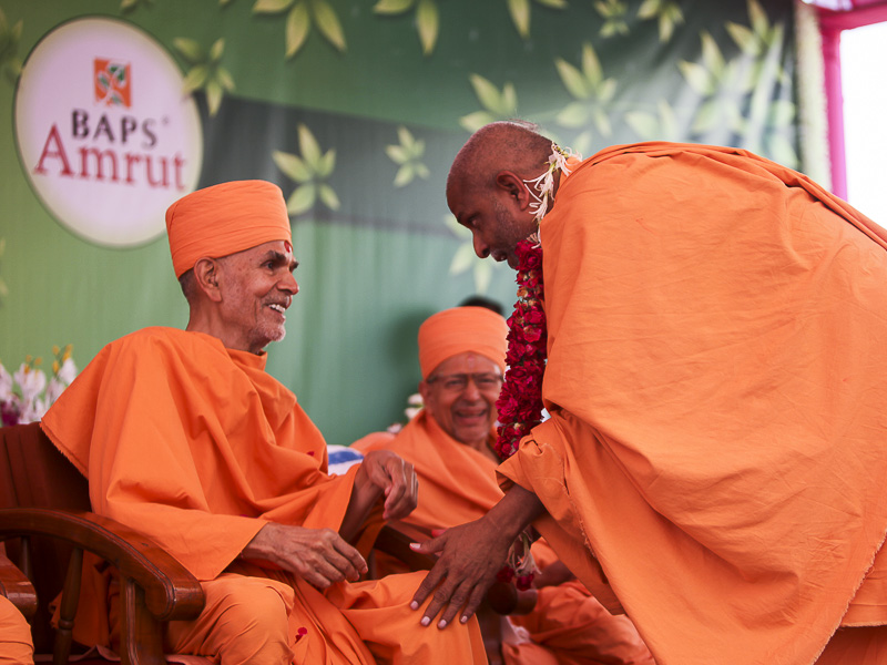 Pujya Mahant Swami blesses Nikhilesh Swami