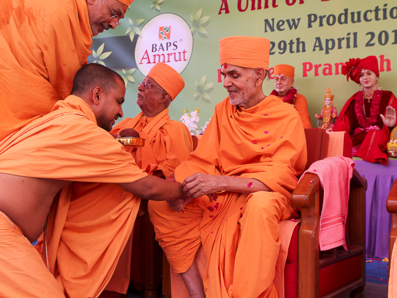 Pujya Mahant Swami blesses Shrijicharan Swami