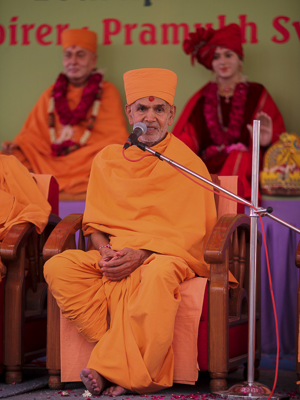 Pujya Mahant Swami addresses the assembly