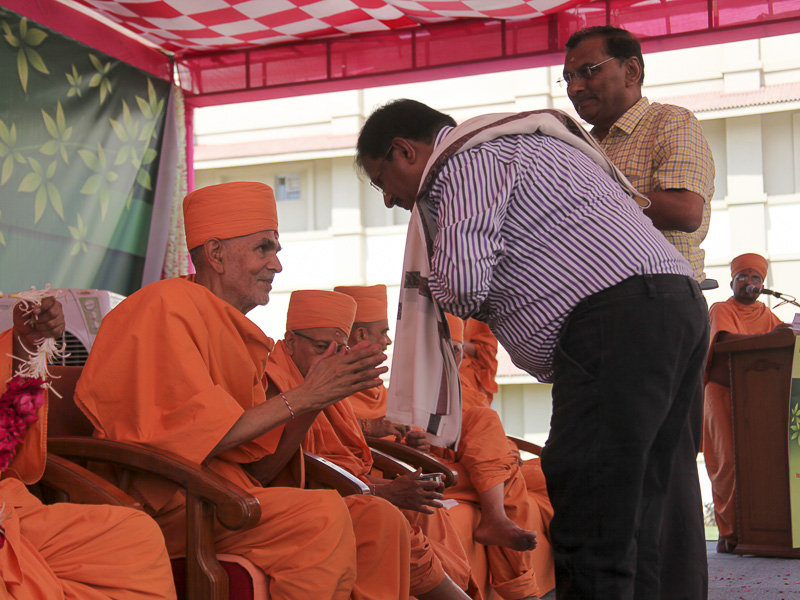 Pujya Mahant Swami blesses well-wishers and devotees
