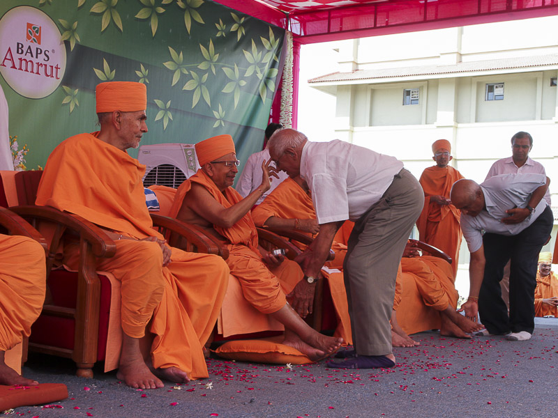 Pujya Tyagvallabh Swami blesses well-wishers and devotees