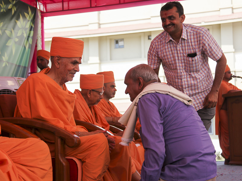 Pujya Mahant Swami blesses well-wishers and devotees