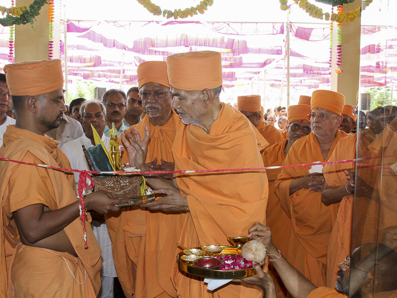 Pujya Mahant Swami performs pujan of Thakorji