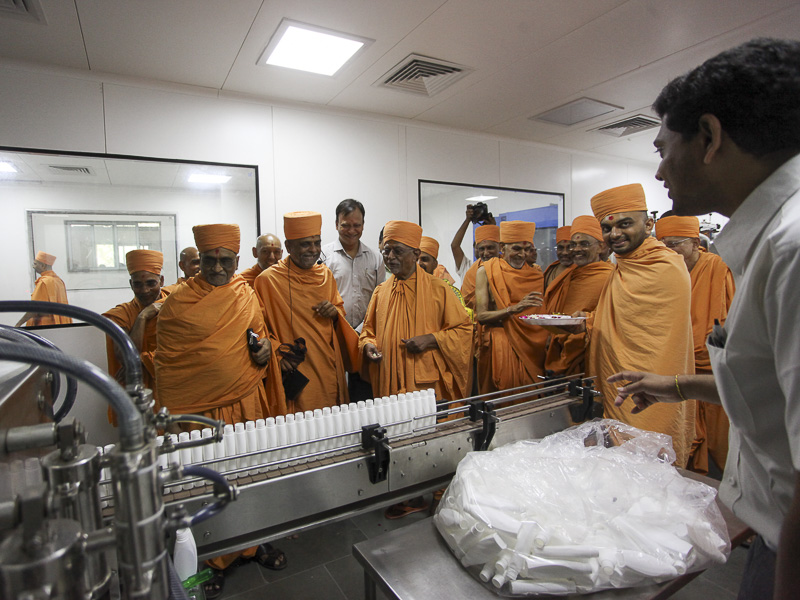 Senior sadhus sanctify oil &amp; shampoo filling machinery