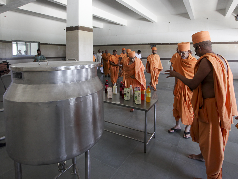 Senior sadhus sanctify juice making machinery
