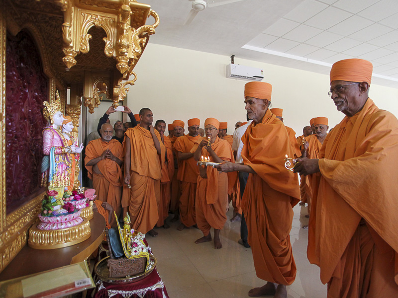 Pujya Mahant Swami, Pujya Doctor Swami and Pujya Tyagvallabh Swami perform pratishtha arti