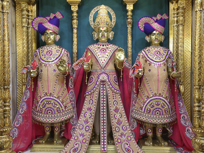 Chandan Adornments 2016, Atladra