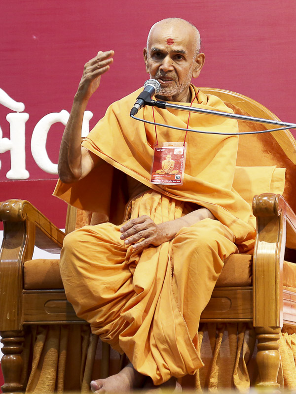Pujya Keshavjivan Swami (Mahant Swami) delivers a discourse