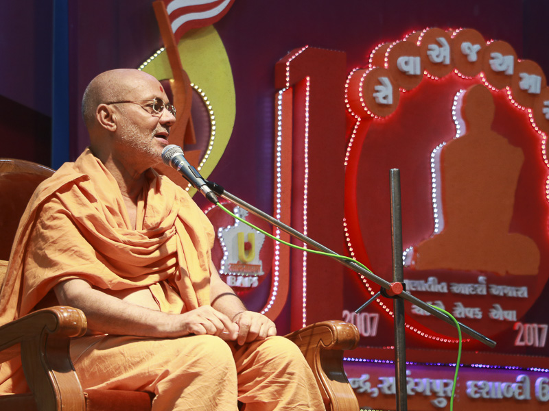 Pujya Viveksagar Swami delivers a discourse