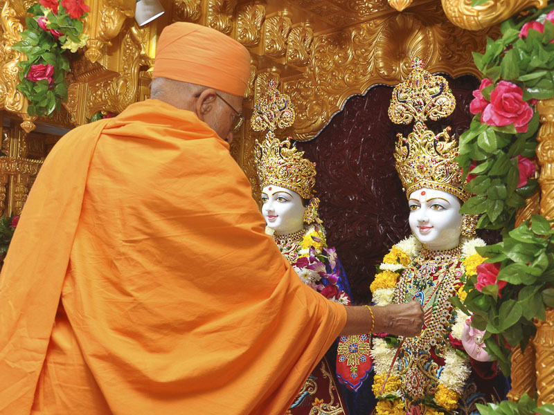 Pujya Bhaktipriya Swami (Pujya Kothari Swami) performs pratishtha rituals of murtis