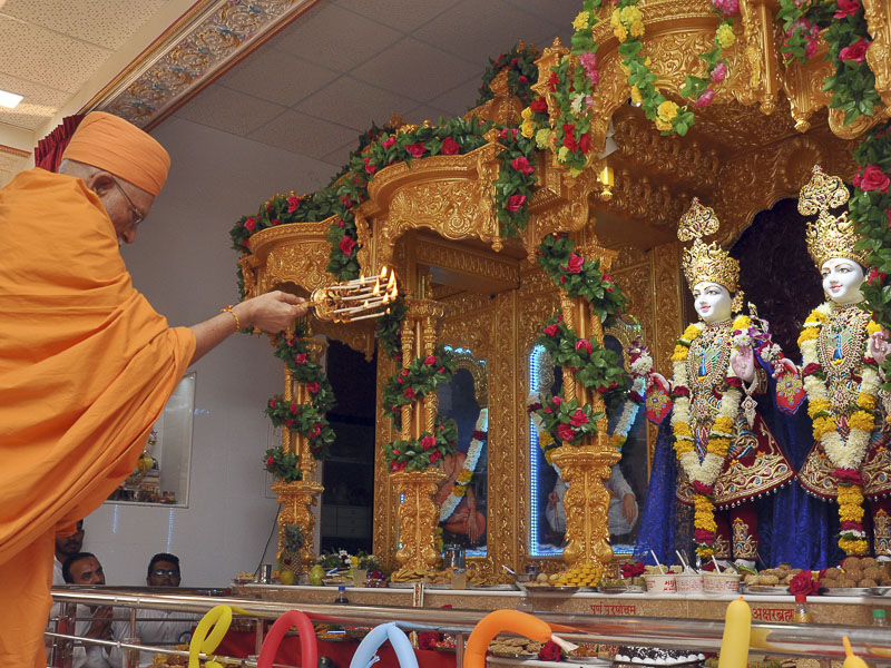 Pujya Kothari Swami performs pratishtha arti