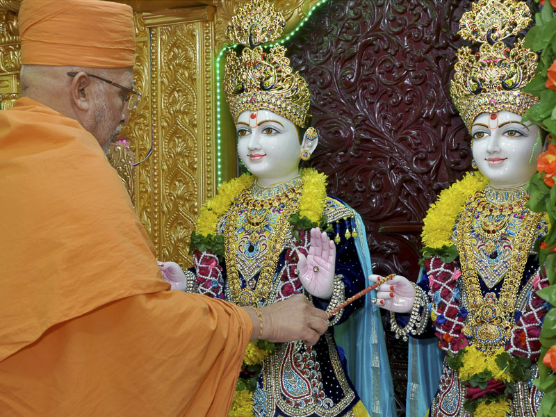 Pujya Ghanshyamcharan Swami performs pratishtha rituals of murtis
