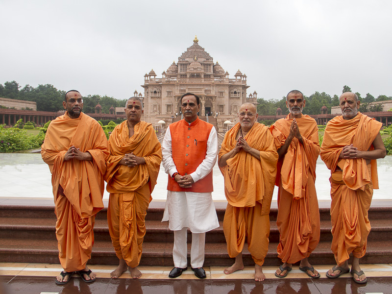 Chief Minister of Gujarat offers Prayers at Swaminarayan Akshardham
