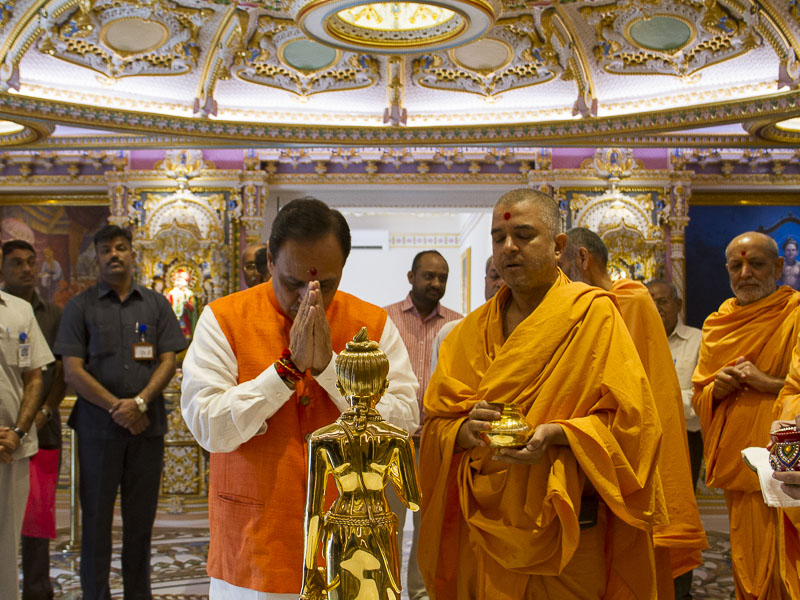 Chief Minister of Gujarat offers Prayers at Swaminarayan Akshardham