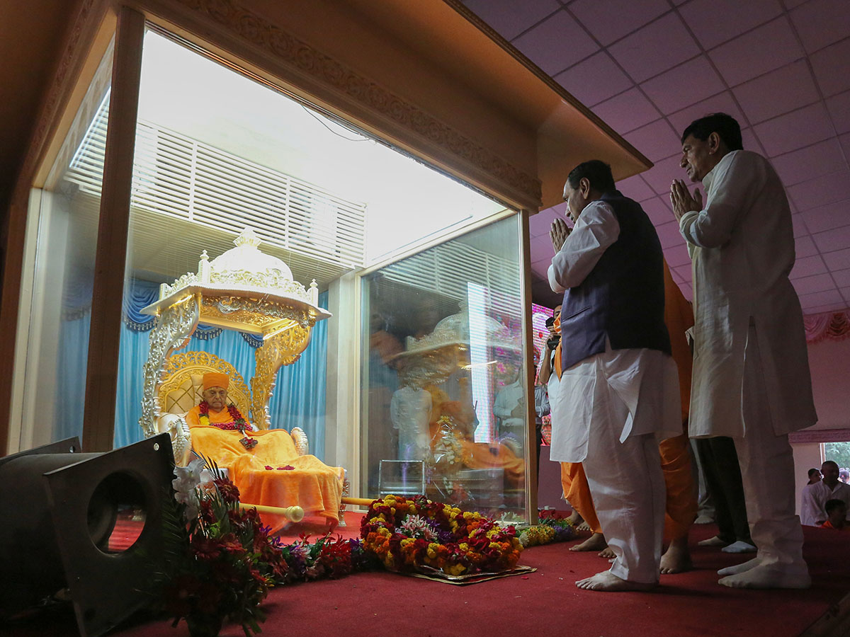 Chief Minister of Gujarat, Shri Vijay Rupani, pays tribute to HH Pramukh Swami Maharaj
